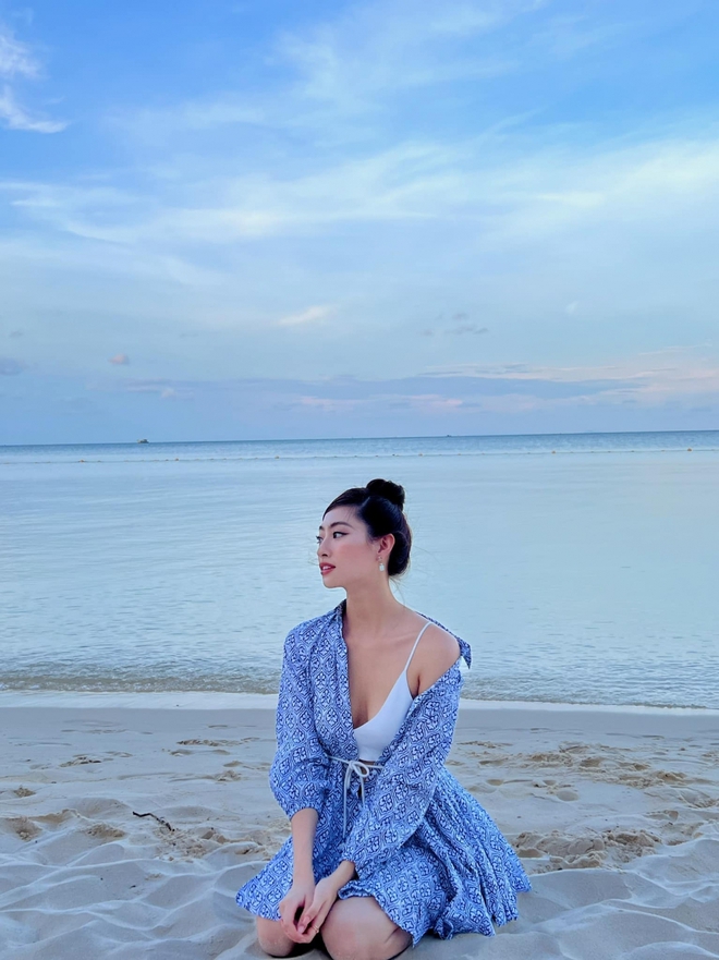 Hoa hậu Lương Thùy Linh đẹp yêu kiều với đầm cắt xẻ sắc trắng gợi cảm - Ảnh 8.
