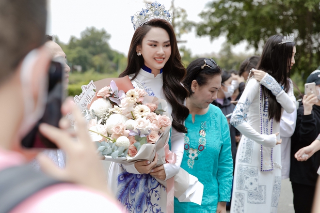 Hoa hậu Mai Phương diện áo dài nền nã, lần đầu trở về quê nhà sau đăng quang - Ảnh 9.