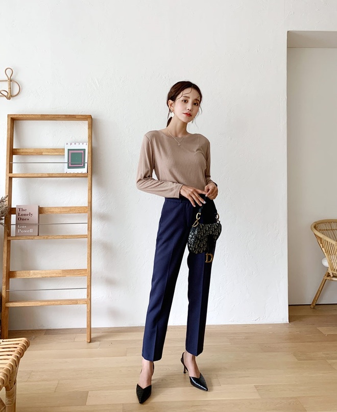 Kết hợp quần &acirc;u ống đứng với 4 kiểu &aacute;o n&agrave;y để vẻ ngo&agrave;i trẻ trung, kh&ocirc;ng sợ gi&agrave; - Ảnh 4.