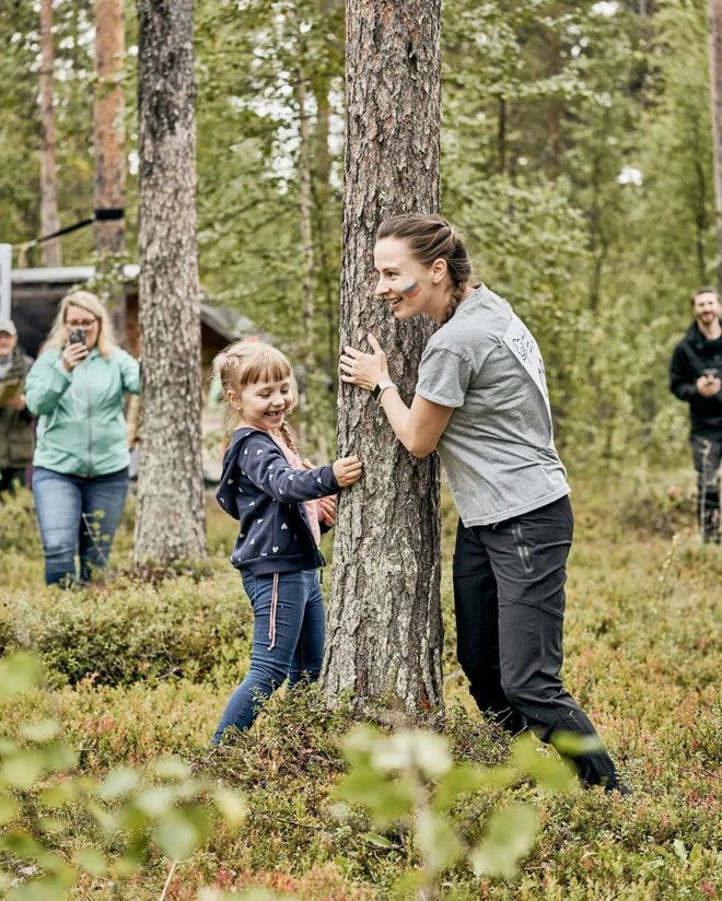 Cuộc thi ôm cây kỳ lạ ở Phần Lan - nơi con người được chữa lành bằng những cái ôm thiên nhiên vào lòng - Ảnh 2.