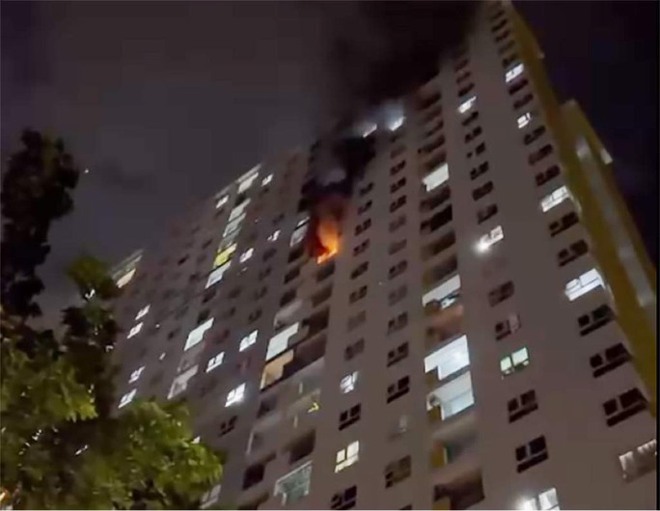 Một căn hộ chung cư ở quận 8 bốc cháy dữ dội trong đêm - Ảnh 1.