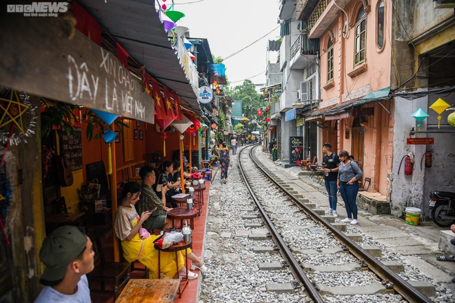 Du khách tấp nập check-in xóm cà phê đường tàu Hà Nội - Ảnh 8.