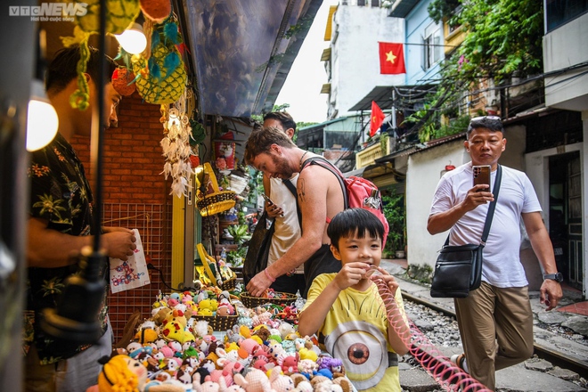 Du khách tấp nập check-in xóm cà phê đường tàu Hà Nội - Ảnh 6.