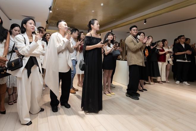 Sao Việt cùng nhiều tín đồ thời trang đình đám tề tựu tại triển lãm đầy cảm hứng của NTK Lâm Gia Khang - Ảnh 1.