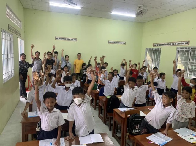 Giảng vi&ecirc;n Đại học l&agrave;m 10.000 b&aacute;nh trung thu trao tặng những mảnh đời kh&oacute; khăn - Ảnh 10.