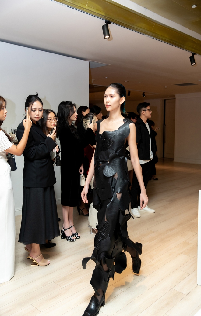 Sao Việt cùng nhiều tín đồ thời trang đình đám tề tựu tại triển lãm đầy cảm hứng của NTK Lâm Gia Khang - Ảnh 6.