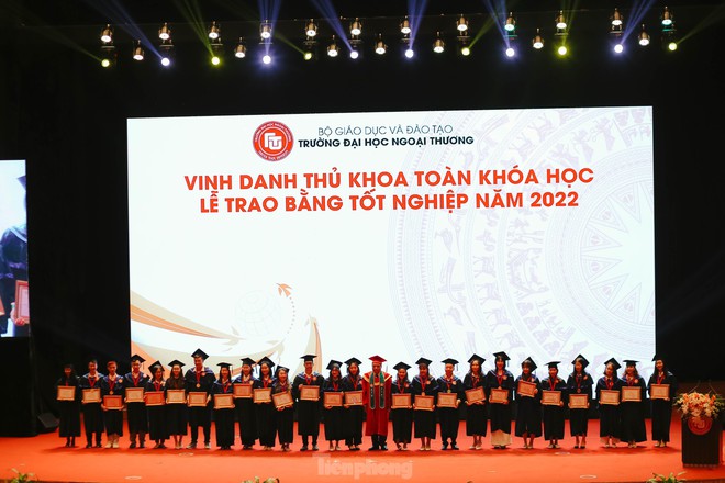 Những khoảnh khắc đáng nhớ của sinh viên Đại học Ngoại thương trong lễ tốt nghiệp - Ảnh 1.
