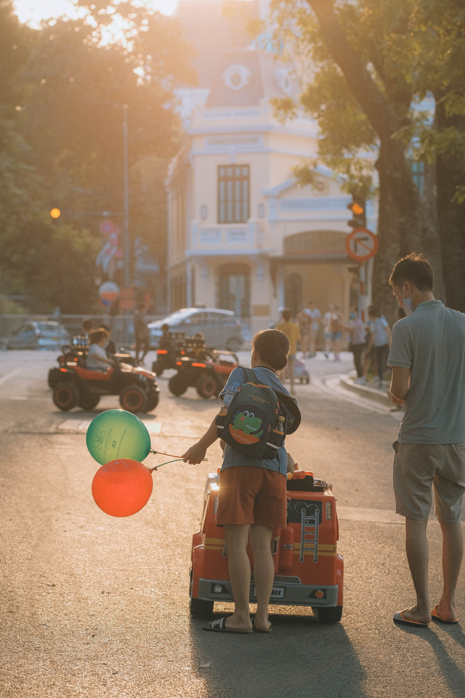 Những khoảnh khắc đẹp đến nao lòng của trời thu Hà Nội khiến ai cũng phải ngẩn ngơ - Ảnh 4.