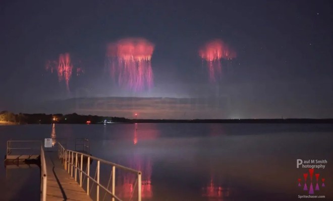 Sứa đỏ khổng lồ xuất hiện trên bầu trời sau cơn bão, hiện tượng bí ẩn đã được nhà khoa học giải mã - Ảnh 1.
