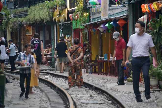 Ga Hà Nội di dời: Số phận tuyến đường sắt xuyên nội đô thu hút khách du lịch ra sao? - Ảnh 4.