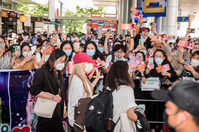 Nữ thần tượng đình đám Hyoyeon (SNSD) đổ bộ sân bay Tân Sơn Nhất, gây sốt khi chào fan Việt sau 5 năm trở lại - Ảnh 2.