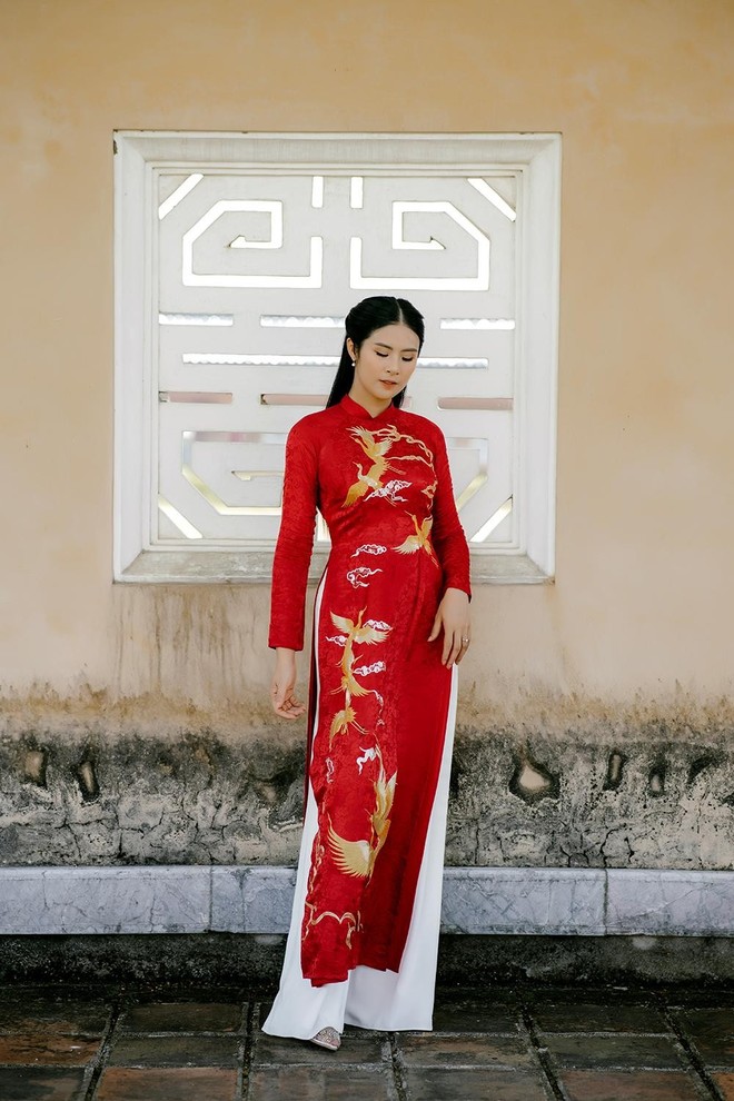 Hoa hậu Ngọc Hân khoe dáng với áo dài, nón lá ở cố đô Huế - Ảnh 5.