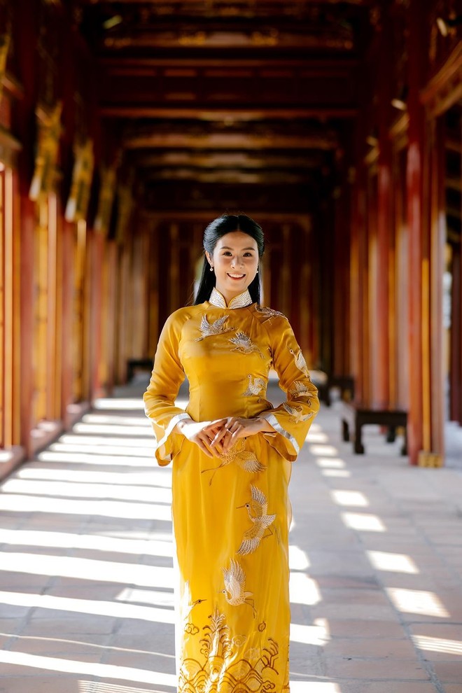 Hoa hậu Ngọc Hân khoe dáng với áo dài, nón lá ở cố đô Huế - Ảnh 10.