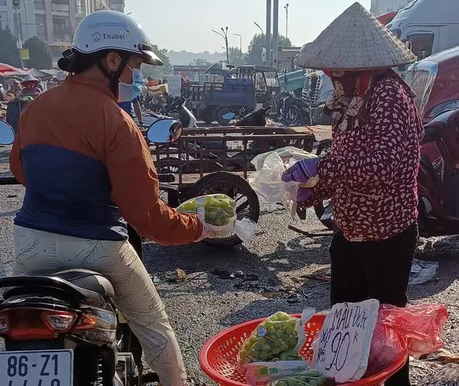 Trái cây Trung Quốc ồ ạt đổ về chợ đầu mối, giá rẻ không ngờ - Ảnh 3.