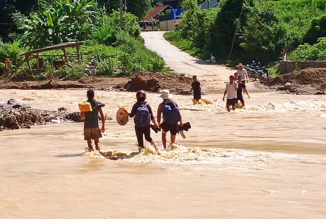 Giáo viên lội bùn, vượt lũ vào điểm trường đón học sinh - Ảnh 7.