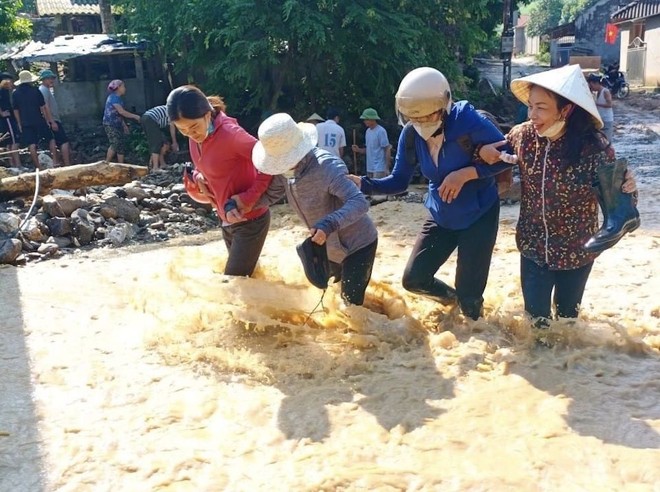 Giáo viên lội bùn, vượt lũ vào điểm trường đón học sinh - Ảnh 10.