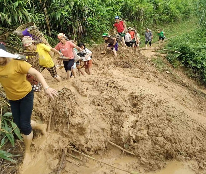 Giáo viên lội bùn, vượt lũ vào điểm trường đón học sinh - Ảnh 2.