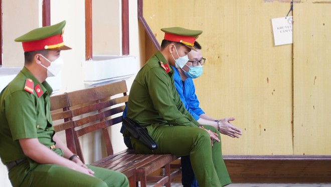 Nh&acirc;m Ho&agrave;ng Khang: Ngạc nhi&ecirc;n v&igrave; c&oacute; nhiều người l&agrave;m chứng - Ảnh 2.