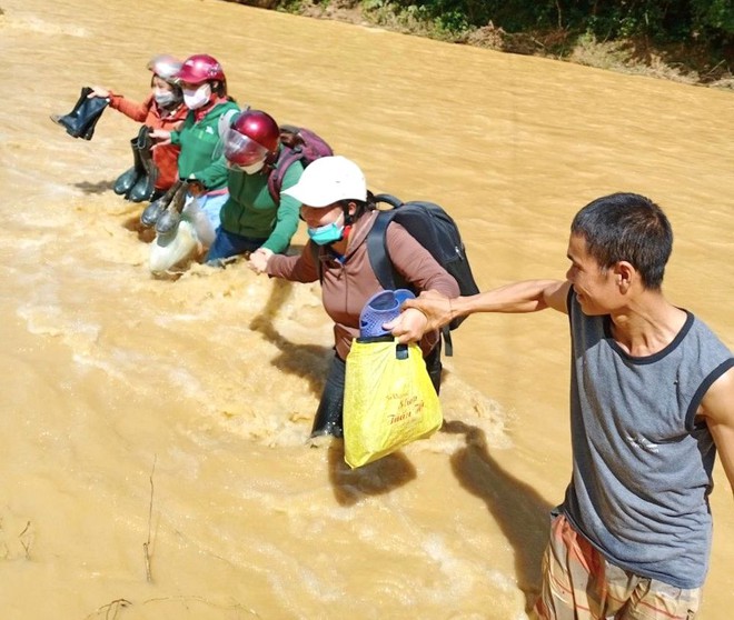 Giáo viên lội bùn, vượt lũ vào điểm trường đón học sinh - Ảnh 11.