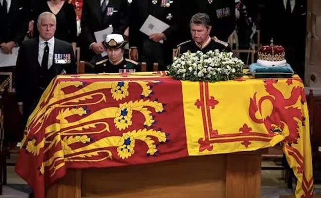 Hai m&oacute;n trang sức sẽ theo Nữ ho&agrave;ng Elizabeth II đến tận c&ugrave;ng? - Ảnh 4.