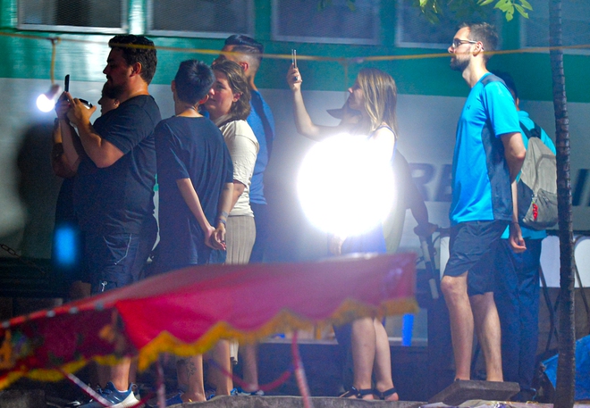 H&agrave; Nội: Dựng r&agrave;o chắn trong đ&ecirc;m ở phố cafe đường t&agrave;u, du kh&aacute;ch đứng ngo&agrave;i quay phim - Ảnh 14.