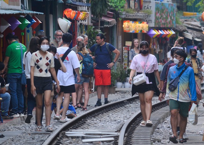 H&agrave; Nội: Dựng r&agrave;o chắn trong đ&ecirc;m ở phố cafe đường t&agrave;u, du kh&aacute;ch đứng ngo&agrave;i quay phim - Ảnh 3.