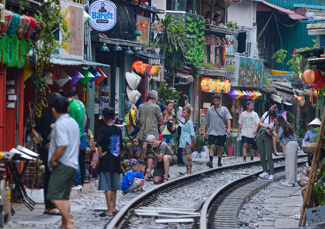 Hà Nội: Dựng rào chắn trong đêm ở phố cafe đường tàu, du khách đứng ngoài quay phim - Ảnh 2.