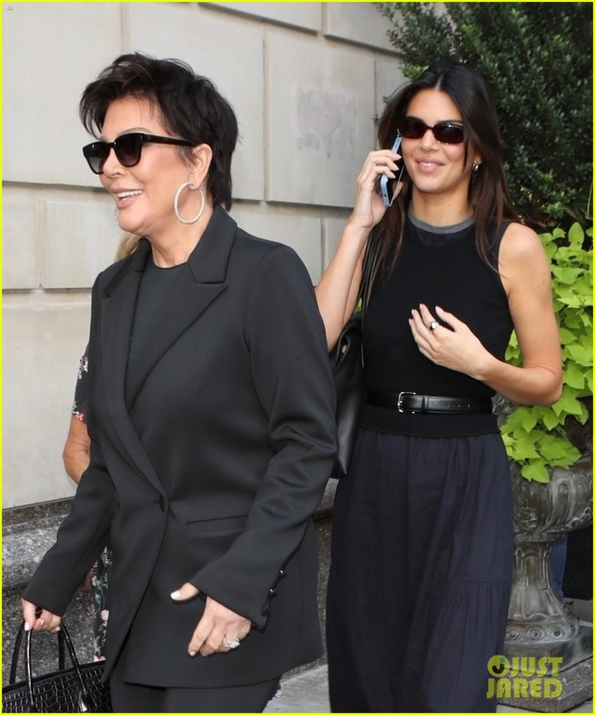 Siêu mẫu Kendall Jenner xinh đẹp đi mua sắm cùng mẹ - Ảnh 2.