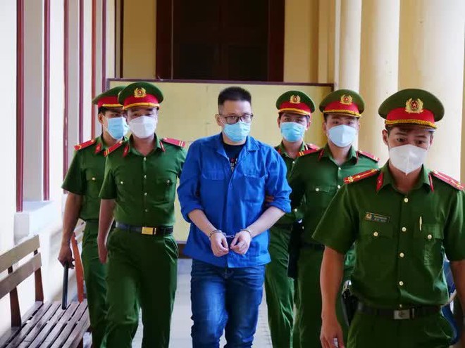 Nh&acirc;m Ho&agrave;ng Khang k&ecirc;u oan, t&ograve;a trả hồ sơ - Ảnh 1.