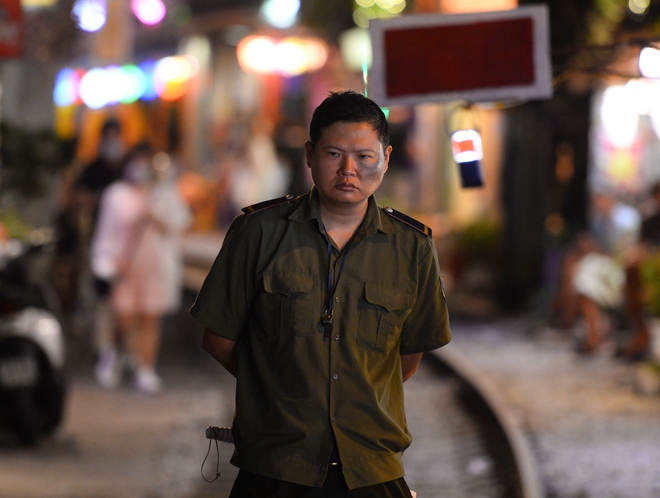 Hà Nội: Dựng rào chắn trong đêm ở phố cafe đường tàu, du khách đứng ngoài quay phim - Ảnh 13.