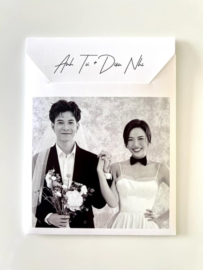 Thiệp cưới đẹp là một trong những yếu tố ghi điểm trong lễ cưới của bạn. Hãy xem bức ảnh này để tìm kiếm địa chỉ thiết kế thiệp cưới tốt nhất tại Việt Nam. Họ sẽ giúp bạn chọn mẫu thiệp phù hợp với phong cách của bạn và tạo nên bức hình tuyệt đẹp cho ngày cưới của bạn.