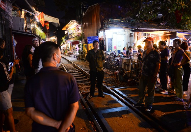 Hà Nội: Dựng rào chắn trong đêm ở phố cafe đường tàu, du khách đứng ngoài quay phim - Ảnh 12.