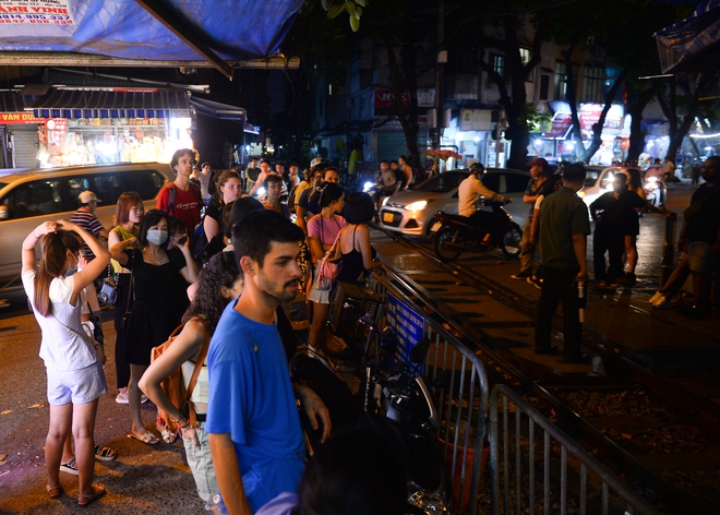 H&agrave; Nội: Dựng r&agrave;o chắn trong đ&ecirc;m ở phố cafe đường t&agrave;u, du kh&aacute;ch đứng ngo&agrave;i quay phim - Ảnh 10.