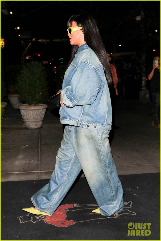 Ca sĩ Rihanna diện đồ denim khỏe khoắn đi chơi đêm cùng bạn bè - Ảnh 3.