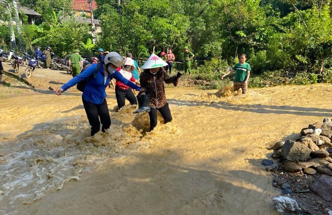 Giáo viên lội bùn, vượt lũ vào điểm trường đón học sinh - Ảnh 6.