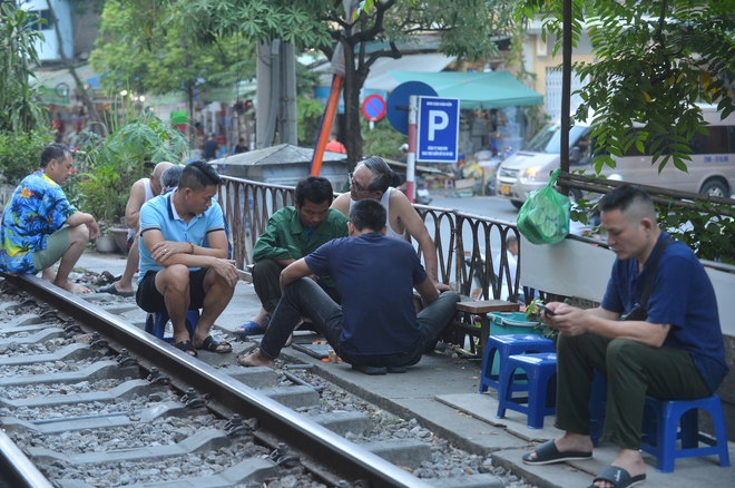 Hà Nội: Dựng rào chắn trong đêm ở phố cafe đường tàu, du khách đứng ngoài quay phim - Ảnh 8.