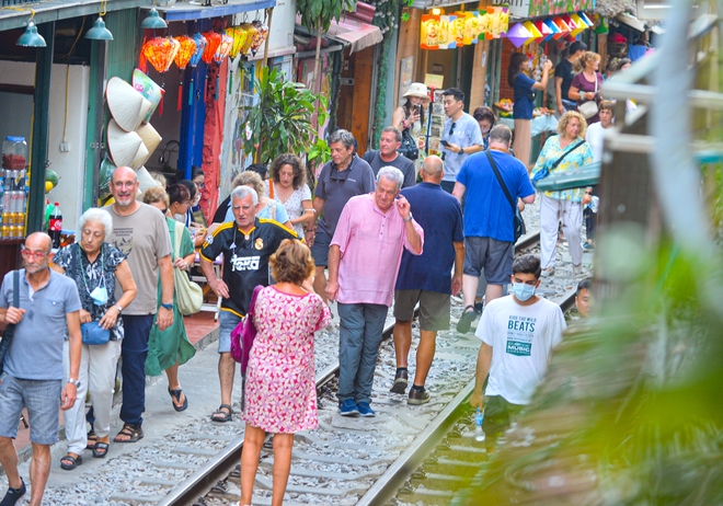 H&agrave; Nội: Dựng r&agrave;o chắn trong đ&ecirc;m ở phố cafe đường t&agrave;u, du kh&aacute;ch đứng ngo&agrave;i quay phim - Ảnh 6.