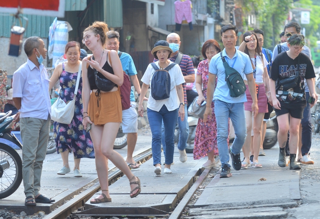 Hà Nội: Dựng rào chắn trong đêm ở phố cafe đường tàu, du khách đứng ngoài quay phim - Ảnh 5.