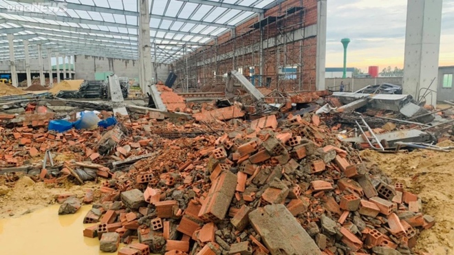 Sập tường nhà máy khu công nghiệp Nhơn Hòa: 3 người chết, 6 người bị thương - Ảnh 1.