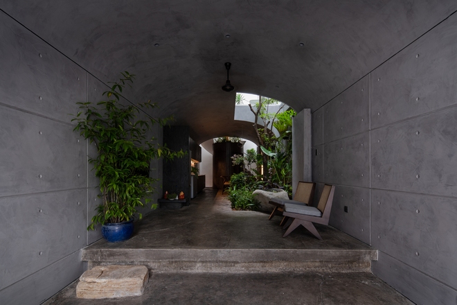Ngôi nhà đón nắng, mưa ở TPHCM xuất hiện trên tạp chí kiến trúc danh tiếng - Ảnh 2.