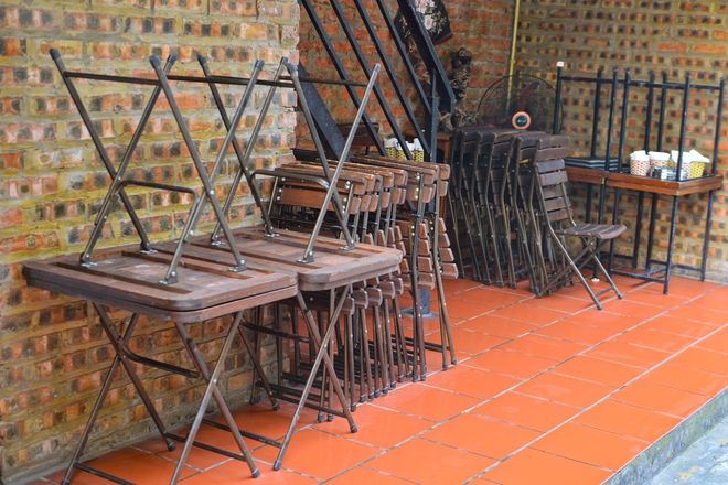 Ảnh: C&ocirc;ng an lập chốt ở phố cafe đường t&agrave;u sau quyết định tạm dừng hoạt động - Ảnh 6.