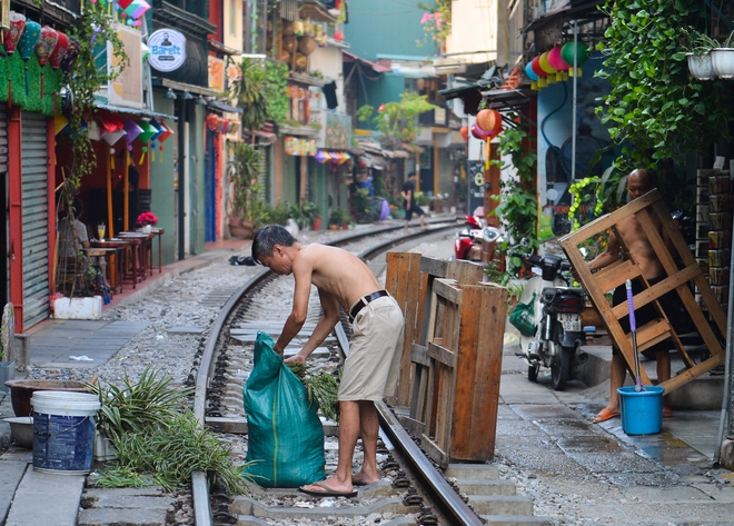 Ảnh: C&ocirc;ng an lập chốt ở phố cafe đường t&agrave;u sau quyết định tạm dừng hoạt động - Ảnh 5.