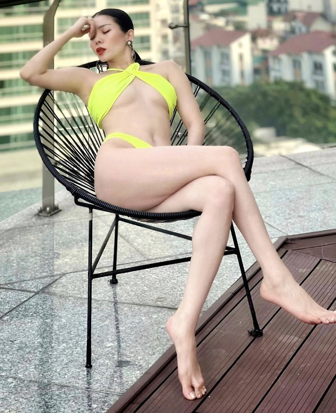 Sao Việt 18/9: Lệ Quyên diện bikini hở táo bạo ở tuổi 41 - Ảnh 1.