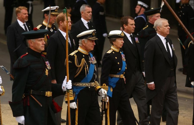 Hoàng thân Andrew và Hoàng tử Harry không mặc quân phục trong lễ tang Nữ hoàng - Ảnh 1.