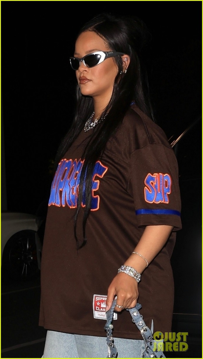 Ca sĩ Rihanna giản dị đến phòng thu cùng bạn trai lúc tối muộn - Ảnh 2.