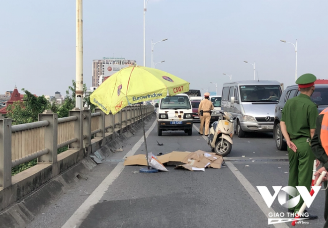 Đâm vào thành cầu Vĩnh Tuy, nam thanh niên tử vong tại chỗ - Ảnh 1.