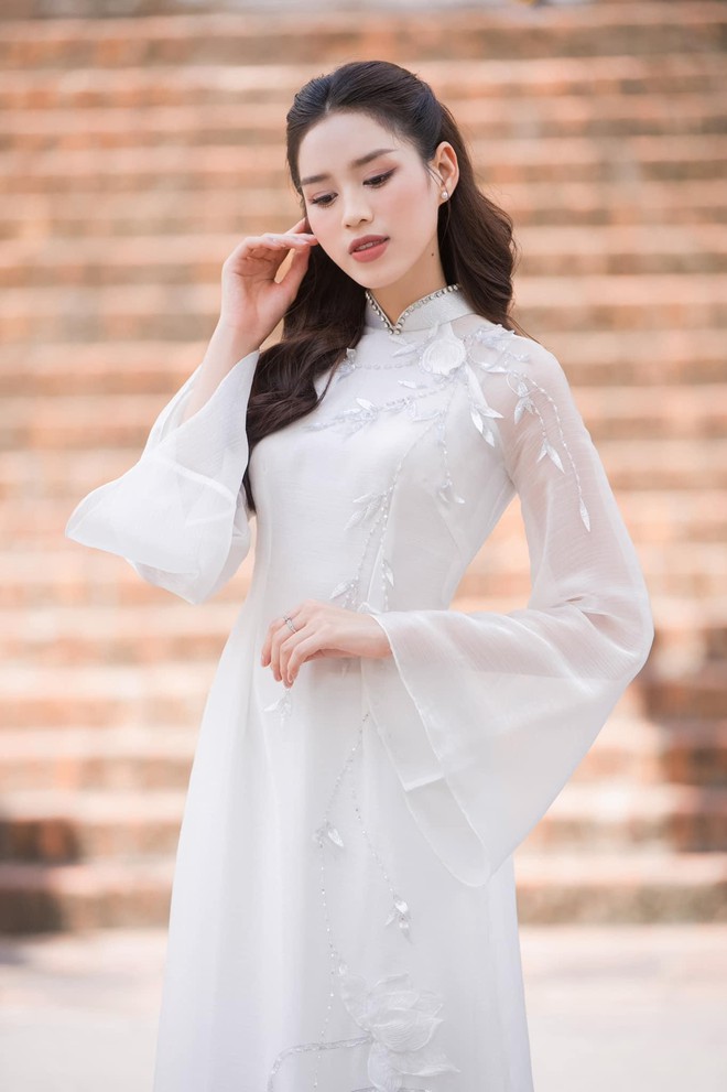 Hoa hậu Đỗ Thị H&agrave; đẹp thuần khiết với &aacute;o d&agrave;i trắng - Ảnh 1.