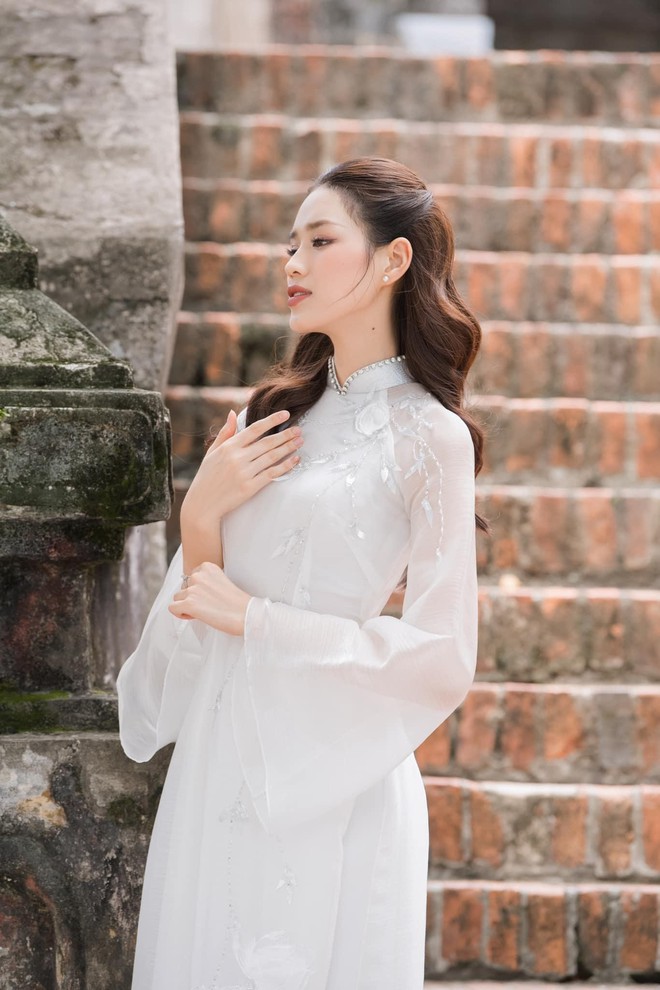 Hoa hậu Đỗ Thị H&agrave; đẹp thuần khiết với &aacute;o d&agrave;i trắng - Ảnh 3.