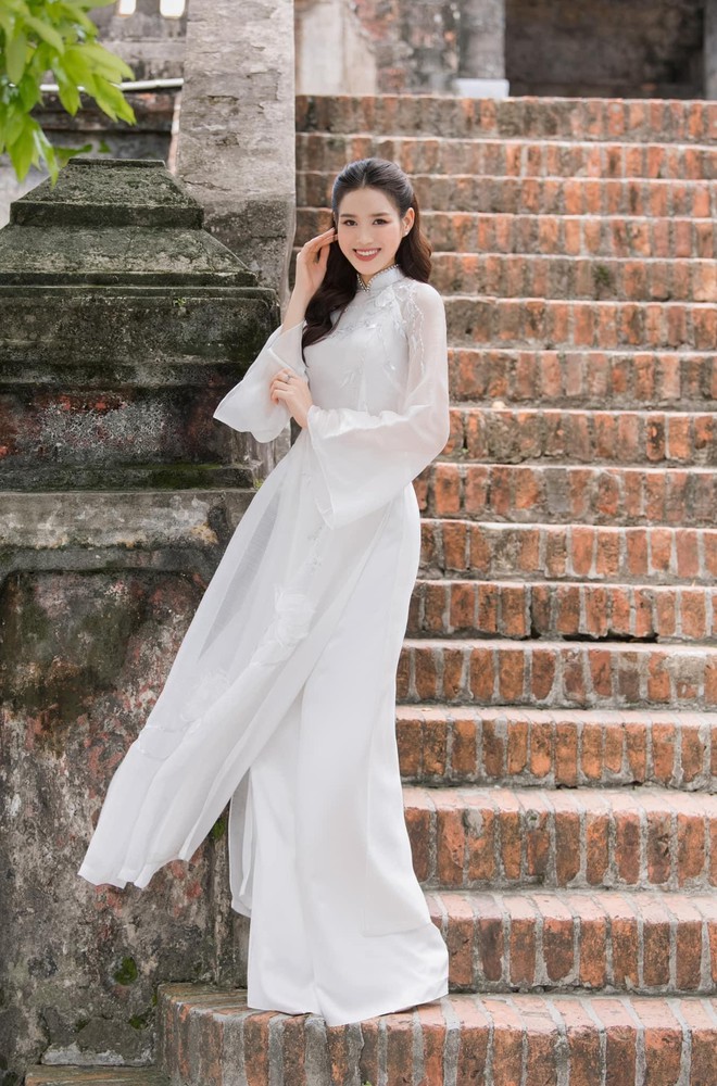 Hoa hậu Đỗ Thị H&agrave; đẹp thuần khiết với &aacute;o d&agrave;i trắng - Ảnh 4.