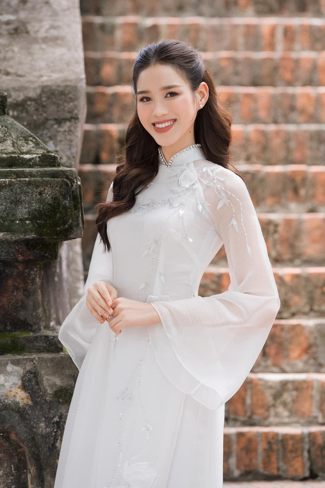 Hoa hậu Đỗ Thị H&agrave; đẹp thuần khiết với &aacute;o d&agrave;i trắng - Ảnh 5.